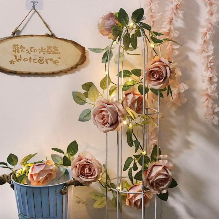 Stara lampka choinkowa "Rosen" o długości 2 metry, z sztucznymi kwiatami, zasilana bateriami