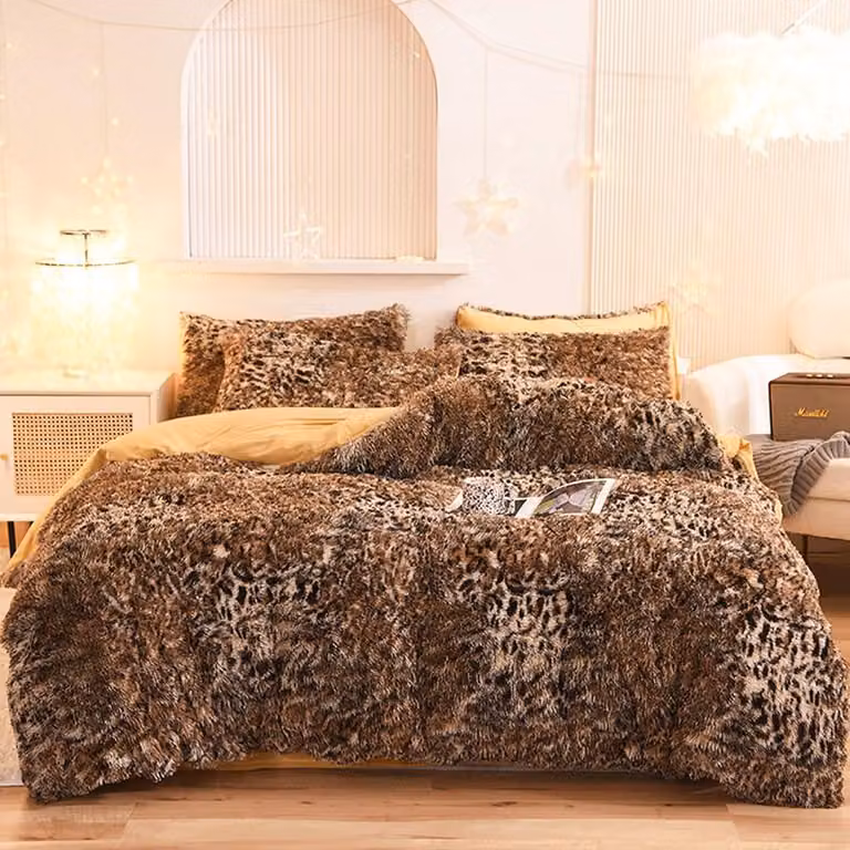 Komplet pościeli z kocem w zwierzęcy wzór (leoparda) firmy Pluche, wykonany z materiału o fakturze "shaggy"