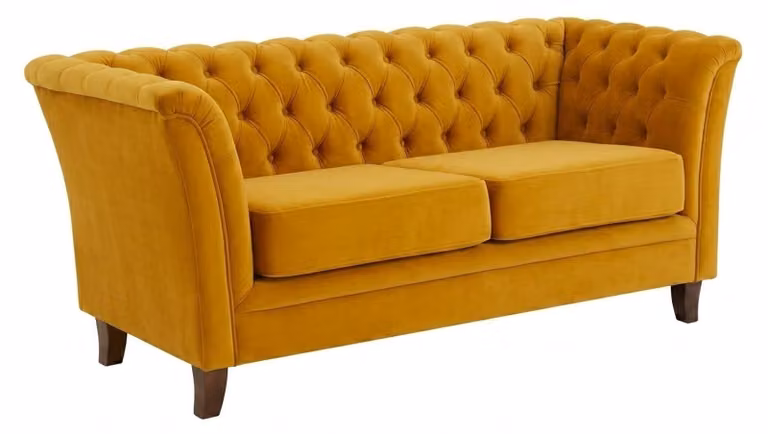 Zestaw mebli do salonu w kolorze ciemnożółtym, składający się z sof: trzyosobowej, dwuosobowej i jednoosobowej. Sofy typu Chesterfield, pikowane