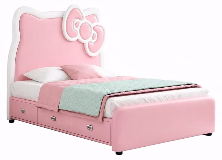 Łóżeczko dziecięce Rosa, wykonane ze skóry, w delikatnym, kociątkiem wzorze, idealne dla dziewczynek. Meble dziecięce