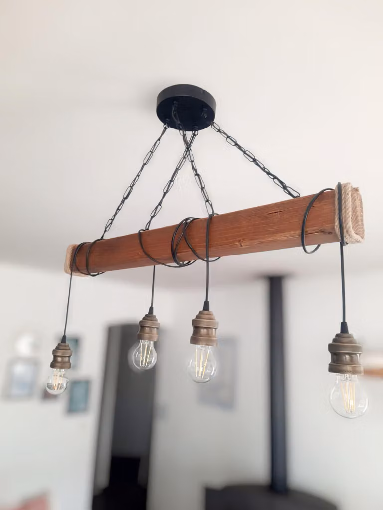 Drewniana lampa wisząca, 4 źródła światła, gwint E27, styl wiejski, wymiary 80x10x78 cm