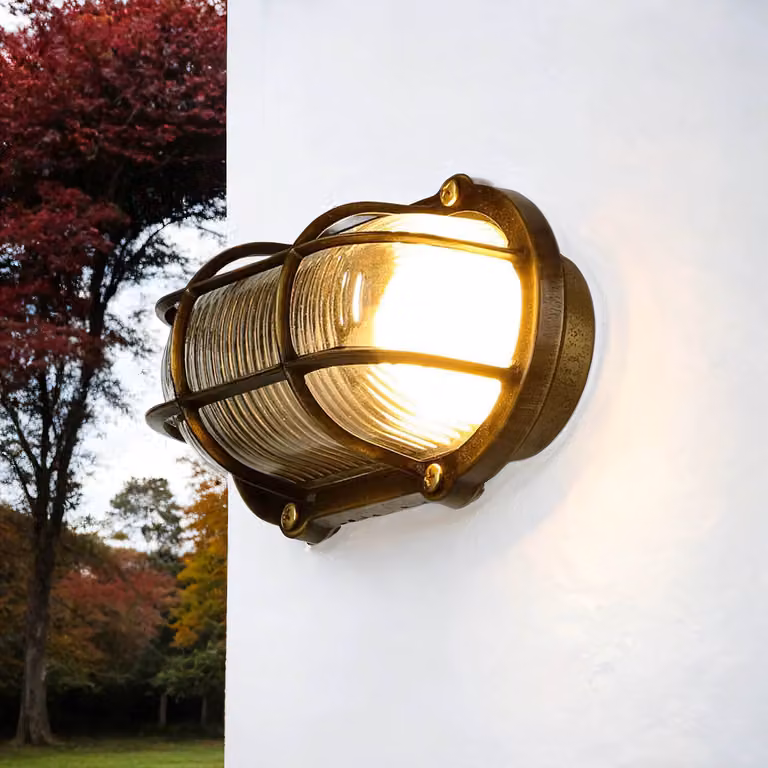 Lampa zewnętrzna ścienna, gwint E27, klasa szczelności IP64, do montażu na ścianie, wykonana ze szkła i mosiądzu, styl morski