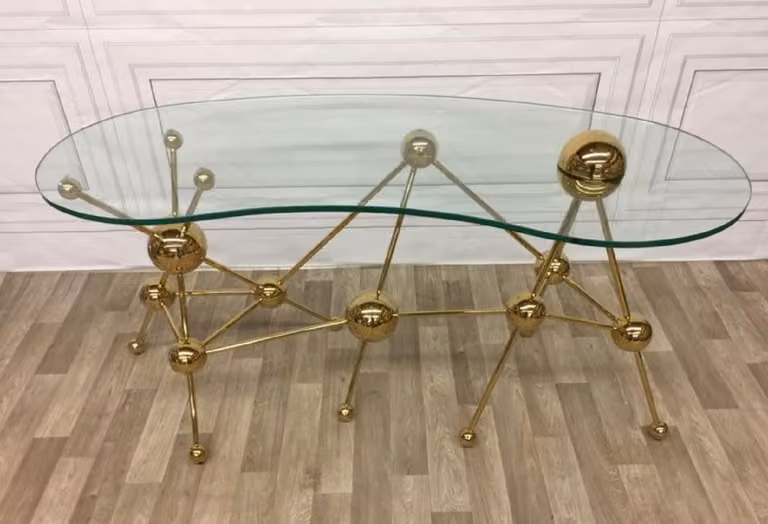 Luksusowe designerskie biurko Casa Padrino złote 160 x 75 x h. 77 cm - Metalowe biurko z zakrzywionym szklanym blatem - Biurko komputerowe - Luksusowe designerskie meble biurowe