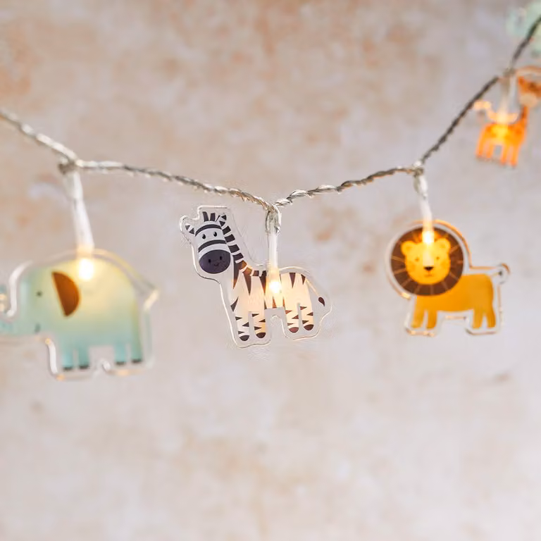 Światełek Safari Lights4fun | z 12 ciepłymi, białymi diodami LED | zasilanie bateryjne i timer | idealne do pokoju dziecka (chłopca lub dziewczynki) | lampka nocna w stylu dżungli, oświetlenie do sypialni, okna, pokoju | do użytku wewnątrz pomieszczeń