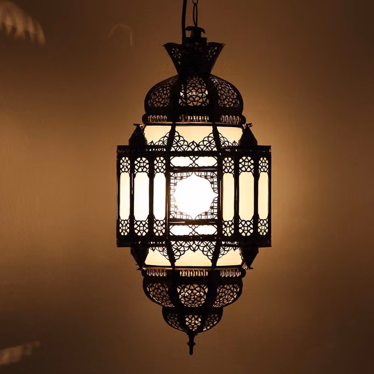 Lampa wisząca w stylu orientalnym - lampion marokański - tworzenie nastrojowego oświetlenia - tradycyjne rękodzieło - wysokość 60 cm - wielokolorowa