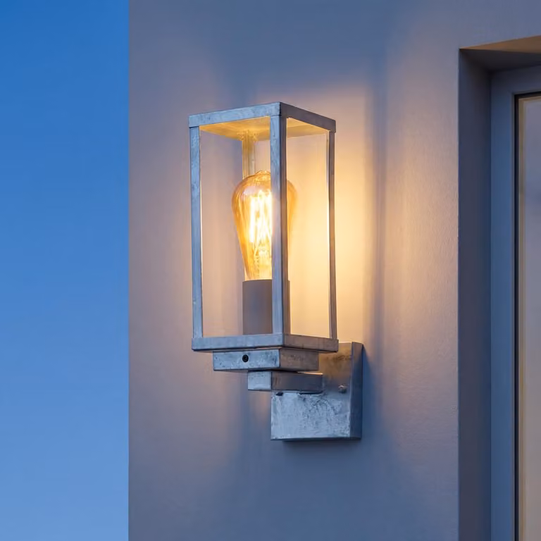 Lampa zewnętrzna montowana na ścianie, z czujnikiem zmierzchu, wykonana z aluminium, gwint E27, klasa szczelności IP44, wymiary: 32 cm