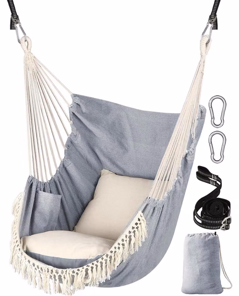Hanging chair z dwoma poduszkami siedziskowymi, wykonany z bawełny, w jasnoszarym kolorze, z kieszonką boczną i ozdobnymi frędzlami