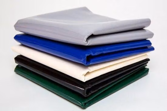Plastikowa plandeka wodoodporna - PVC, przeznaczona do ciężarówek, o gramaturze 450 g/m² - stabilizowana UV - odporna na rozdarcia - trwała - szerokość 3 metry - plandeka