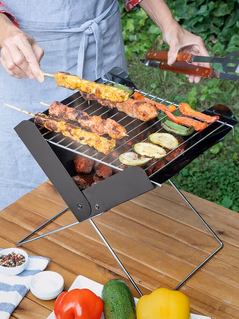 InnovaGoods® Mini przenośny grill na węgiel drzewny FOLDECUE, składany, idealny na kemping i grill stołowy, łatwy w użyciu i czyszczeniu, dla 2 osób, czarny, stal nierdzewna