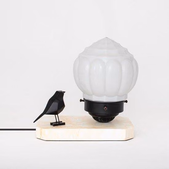 Lampa stołowa "Ballada o Ptaku" - rzeźba przedstawiająca ptaka z mosiądzu z kloszem ze szkła - elegancka dekoracja, idealna jako lampka nocna