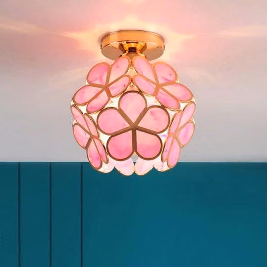 Nowoczesna lampa sufitowa. Ta różowa lampa wisząca idealnie sprawdzi się w sypialni i w przedpokoju