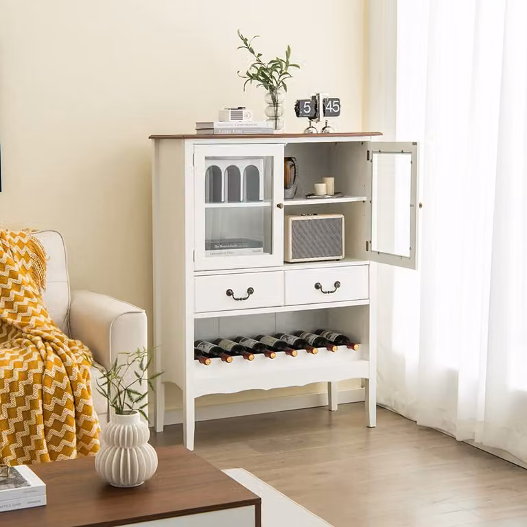 Szafka na wino COSTWAY z drewna sosnowego, wolnostojąca szafka z 2 drzwiami, 2 szufladami ze szkła hartowanego, kredens kuchenny z zabezpieczeniem przed przechyleniem do kuchni, jadalni i salonu (biały)