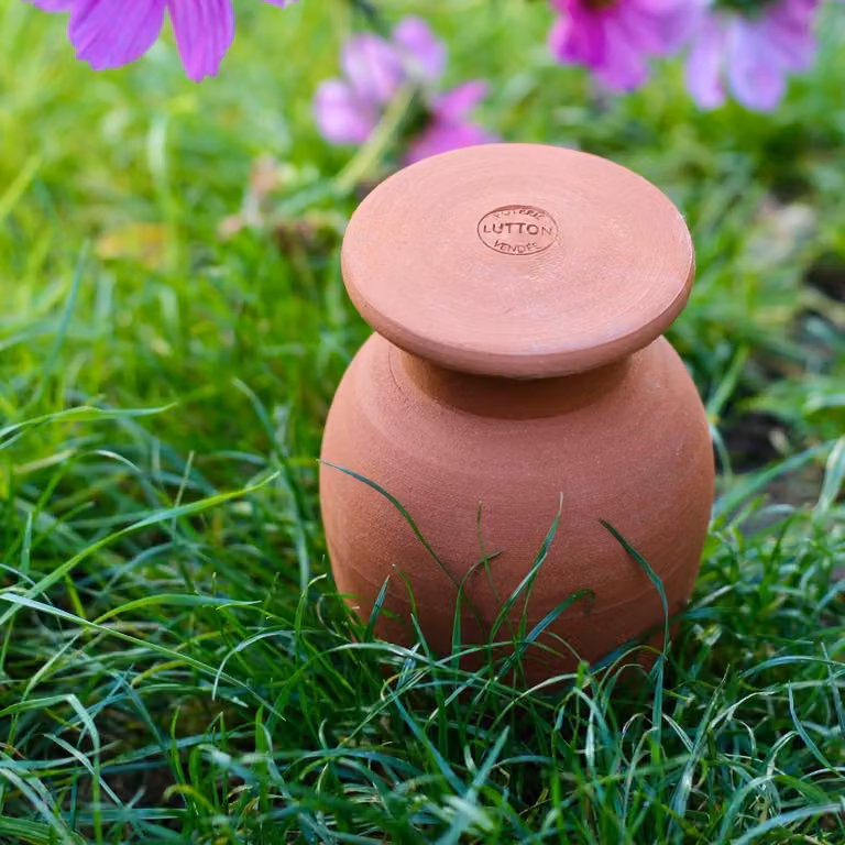 Doniczka ogrodowa Olla XS 0,5 l do zakopania – naturalne, automatyczne nawadnianie ziół i sałaty