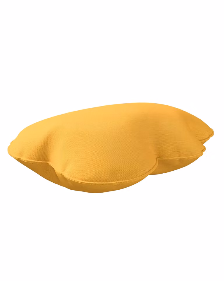 Poduszka Soft Cloud Yellowtipi w kolorze żółtym, wykonana z materiału typu velvet i plush, wypełniona włóknem holofibrowym, przyjazna dla alergików