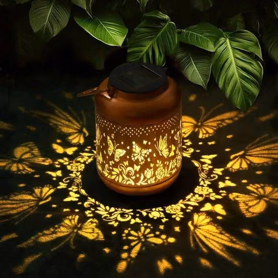Dailygoods - Lampiony solarnym zasilaniem do ogrodu, w kształcie motyla, wodoodporne (IP65), dekoracja do ogrodu, lampion solarny do użytku zewnętrznego, świąteczne prezenty dla mamy, dla kobiet, wiszący metalowy lampion LED, do balkonu