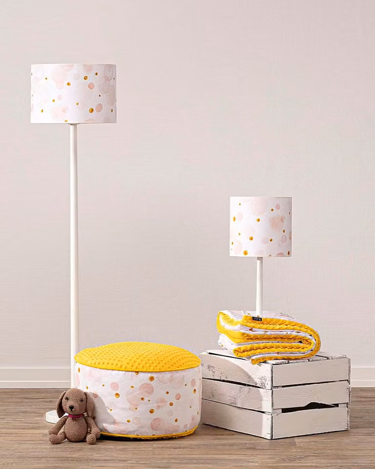 Lampa stojąca Dots & Dots Yellowtipi w kolorze białym z drewnem i metalem, Wysokość: 60 cm, Szerokość: 25 cm, Głębokość: 25 cm