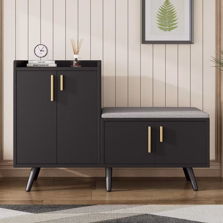 Nowoczesna szafka na buty, imitująca orzech czarny, z 4 drzwiczkami, asymetrycznymi metalowymi uchwytami i siedziskiem, kolor: czarny + orzech, wymiary: 120x34x82,8 cm