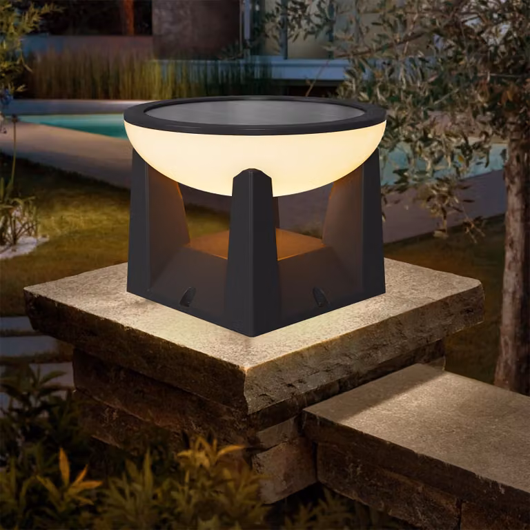 Solarna lampa elektorowa do montażu na zewnątrz, barwa światła 3000 K, klasa szczelności IP65, wymiary 15x15x14,5 cm