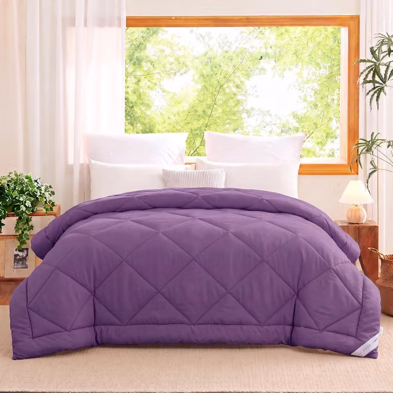 Kołdra 200 x 200 cm, przeznaczona na wszystkie pory roku, wykonana z mikrofibry, gramatura 300 g/m², kolor fioletowy