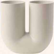 Nowoczesny wazon Muuto Kink w kolorze beżowym wykonany z porcelany i ceramiki