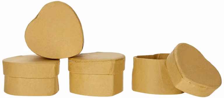 4 pudełka w kształcie serca, wykonane z tektury, o wymiarach 6x6x3,5 cm, idealne do rękodzieła