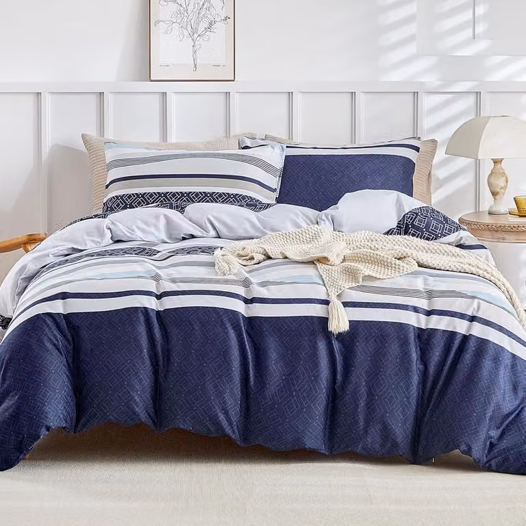 Kołdra z wzorem w stylu boho, w kolorach niebieskim i białym, o wymiarach 260 x 240 cm, w zestawie 2 poszewki na poduszki o wymiarach 65 x 65 cm, wykonana z mikrofibry