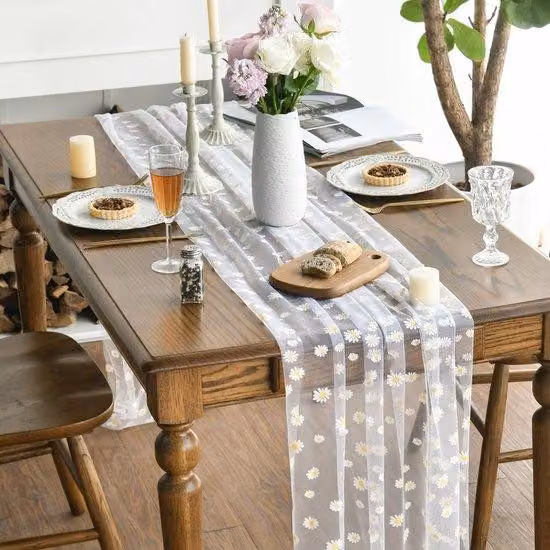 Bieżnik na stół z tiulu, 70x300 cm - Białe margrietki - Lekka i przewiewna dekoracja stołu do kuchni, przyjęć, wesel i wnętrz - Elegancki