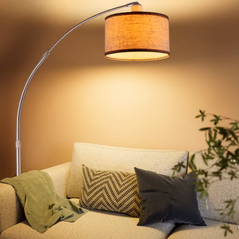 Regulowana lampa podłogowa łukowa Monzana w kolorze szarym z marmurową podstawą i materiałowym abażurem