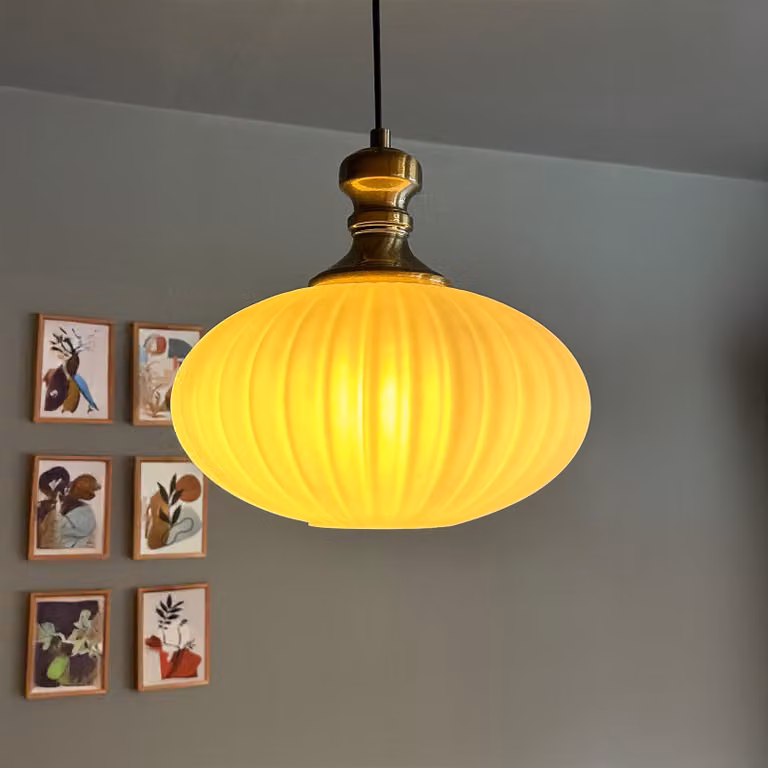 Biały szklany pojedynczy żyrandol z bębnowanym przyciskiem Mallet Head Lampy wiszące Restauracja Oświetlenie salonu