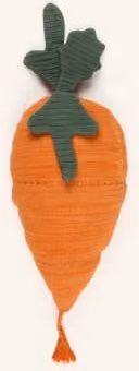 Poduszka dekoracyjna Lorena Canals Cathy The Carrot w kolorze pomarańczowym z zielonymi akcentami