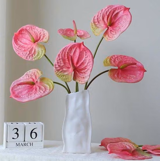 Kwiaty sztuczne, 24 cale - Anthurium i lilie - 5 sztuk - Trwałe, idealne na wesele i dekoracje