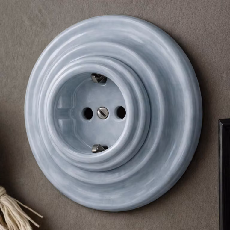 Gniazdko elektryczne w stylu retro, wykonane z porcelany, kolor: szary, napięcie: 250 V, prąd: 16 A, średnica: 100 mm, kompletne rozwiązanie