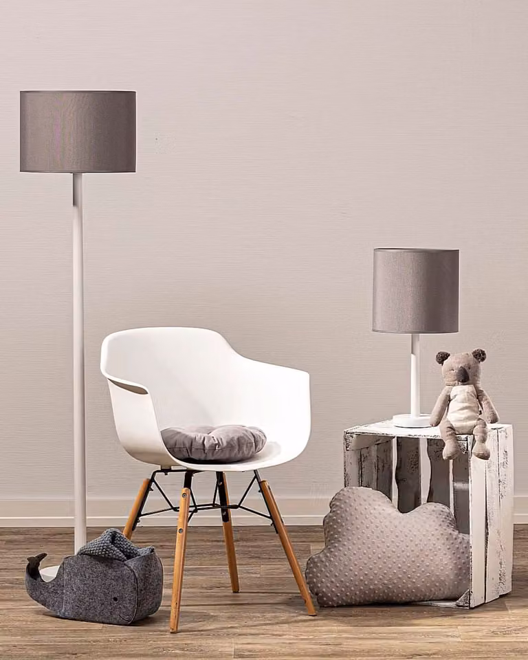 Lampa stojąca Yellowtipi Gray Happiness w kolorze szarym z drewnianymi elementami i materiałowym abażurem o kształcie cylindra