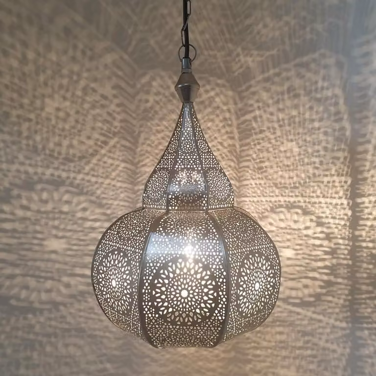 Orientalna lampa wisząca - Elegancka dekoracja - Tworzy nastrojowe oświetlenie - Wykonana ręcznie z metalu - Wysokość 40 cm - Srebrna