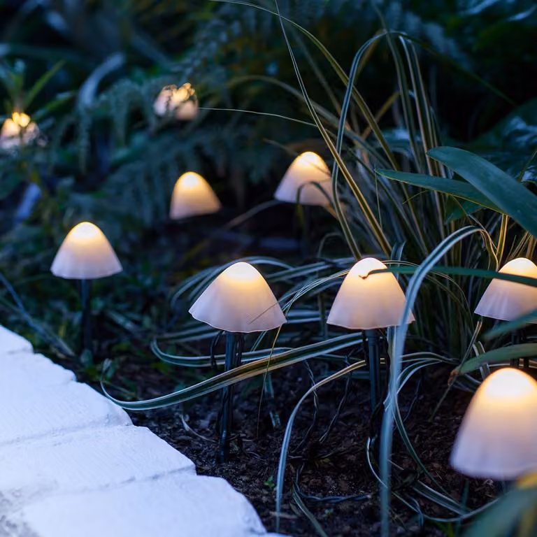 Świetlna dekoracja LED "Lights4fun" - 12 lamp solarnych w kształcie grzybów, ciepła biel. Lampki solarne w kształcie grzybów do dekoracji ogrodu, balkonu i innych przestrzeni zewnętrznych. Odporne na warunki atmosferyczne, zasilane energią słoneczną