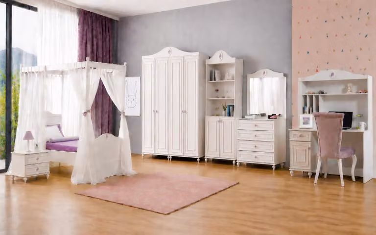 Łóżko z baldachimem, szafa, komoda, biurko, regał na książki