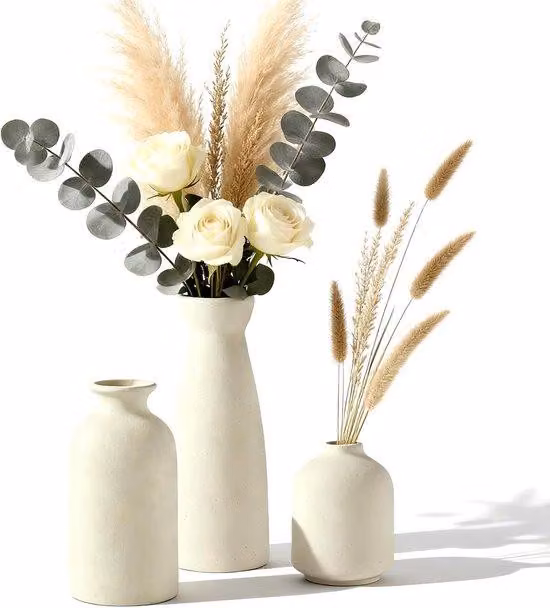 Zestaw 3 małych ceramicznych wazonów, idealnych do dekoracji pampasami i suszonymi kwiatami. Nowoczesna dekoracja stołu, kolor beżowy. Doskonałe do salonu, przedpokoju i