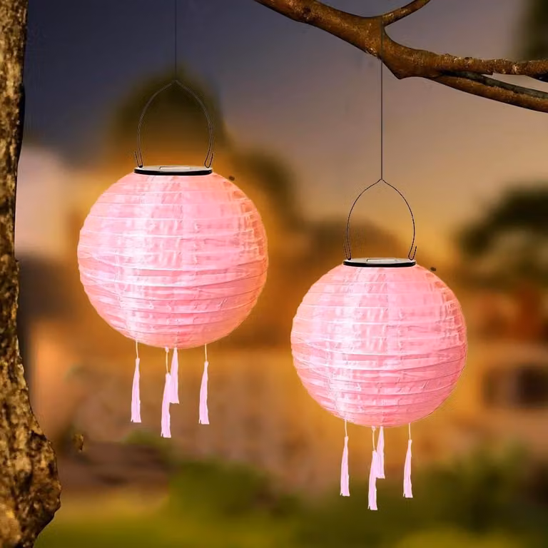 Lampki solarnych – wiszące lampiony – dekoracja ogrodowa – wykonane z odpornego na warunki atmosferyczne nylonu – średnica 25 cm – kolor różowy