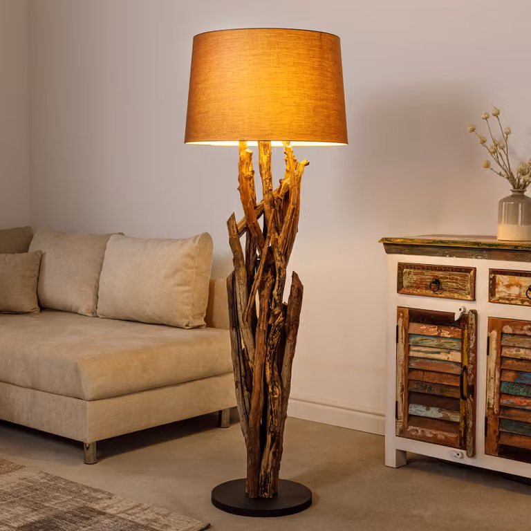 Lampa stojąca riess-ambiente WILD NATURE, 158 cm, szara. Materiały: drewno tekowego, metal, drewno dryfujące, abażur z tkaniny. Oprawa: E27