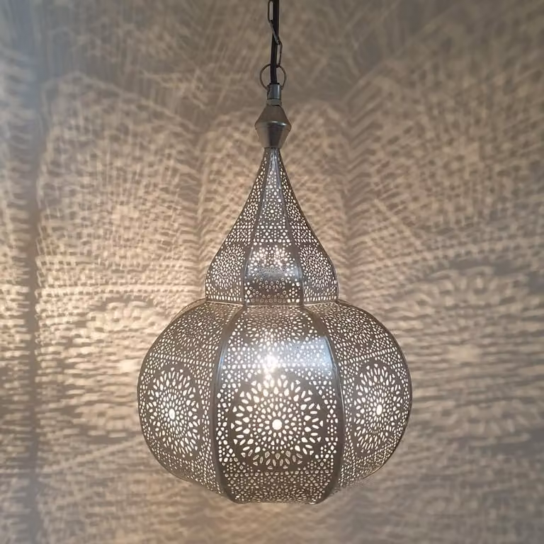 Orientalna lampa wisząca - Elegancka dekoracja - Tworzy nastrojowe oświetlenie - Wykonana ręcznie z metalu - Wysokość 40 cm - Srebrna